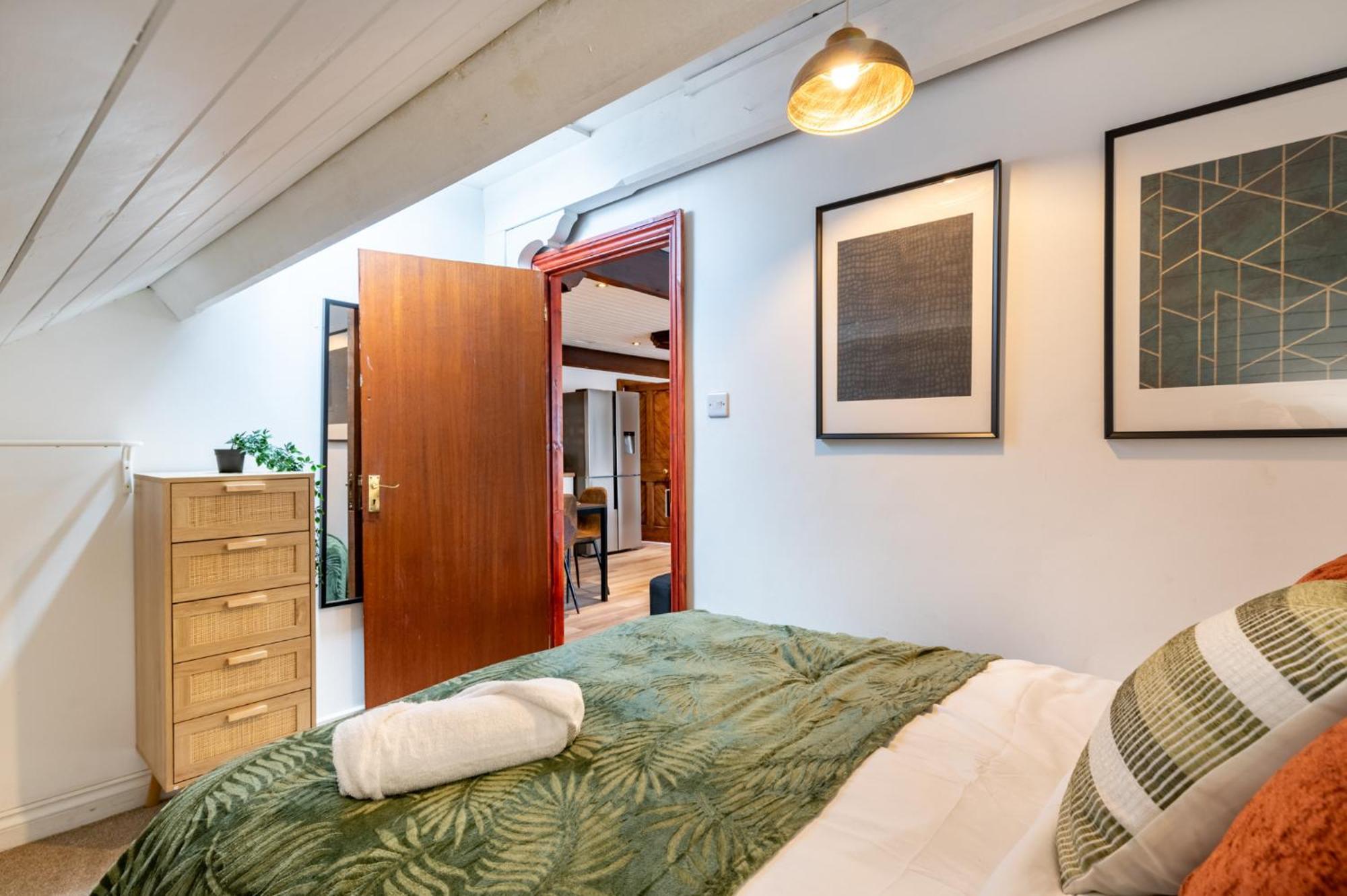 Madison House - Converted Church 5 Bed พอนติพูล ภายนอก รูปภาพ